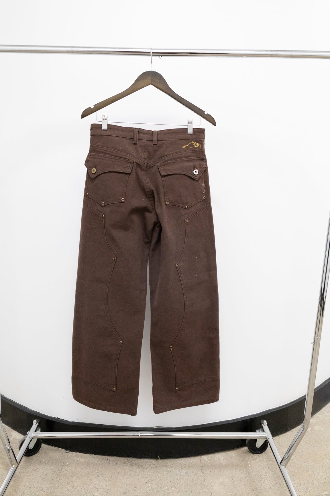 Quad Knee brown canvas sample